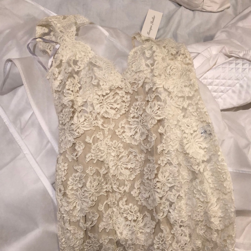 Monique Lhuillier backless wedding dress - Picture 4 of 7